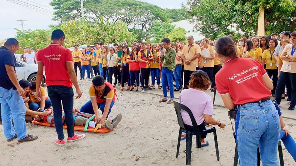 dswdfo3's tweet photo. TIGNAN: Nakiisa ang DSWD Field Office 3 sa 4th quarter Simultaneous Earthquake Drill. Layunin nito na ihanda ang mga kawani ng ahensya sa panahon ng sakuna.

#DSWDMayMalasakit
#DSWSGitnangLuzon
#NSED https://t.co/vjDhxreJow