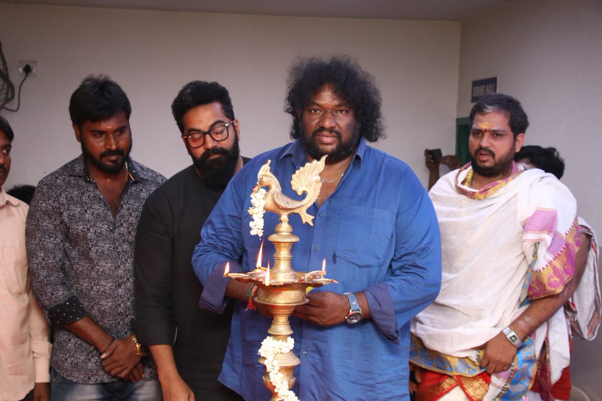 Pics from #ThottaThukkidum movie pooja 

#ThottaThukkidumPooja

Director by @FImanuvel 
Production by #Winangels

#RobertMaster @SowSri1 Music #SriKanthDeva #Dop #Srivenuvasan Editor #SPAhmed Art #SrimanBalaji 
@AnbuNavi @ShiekPro