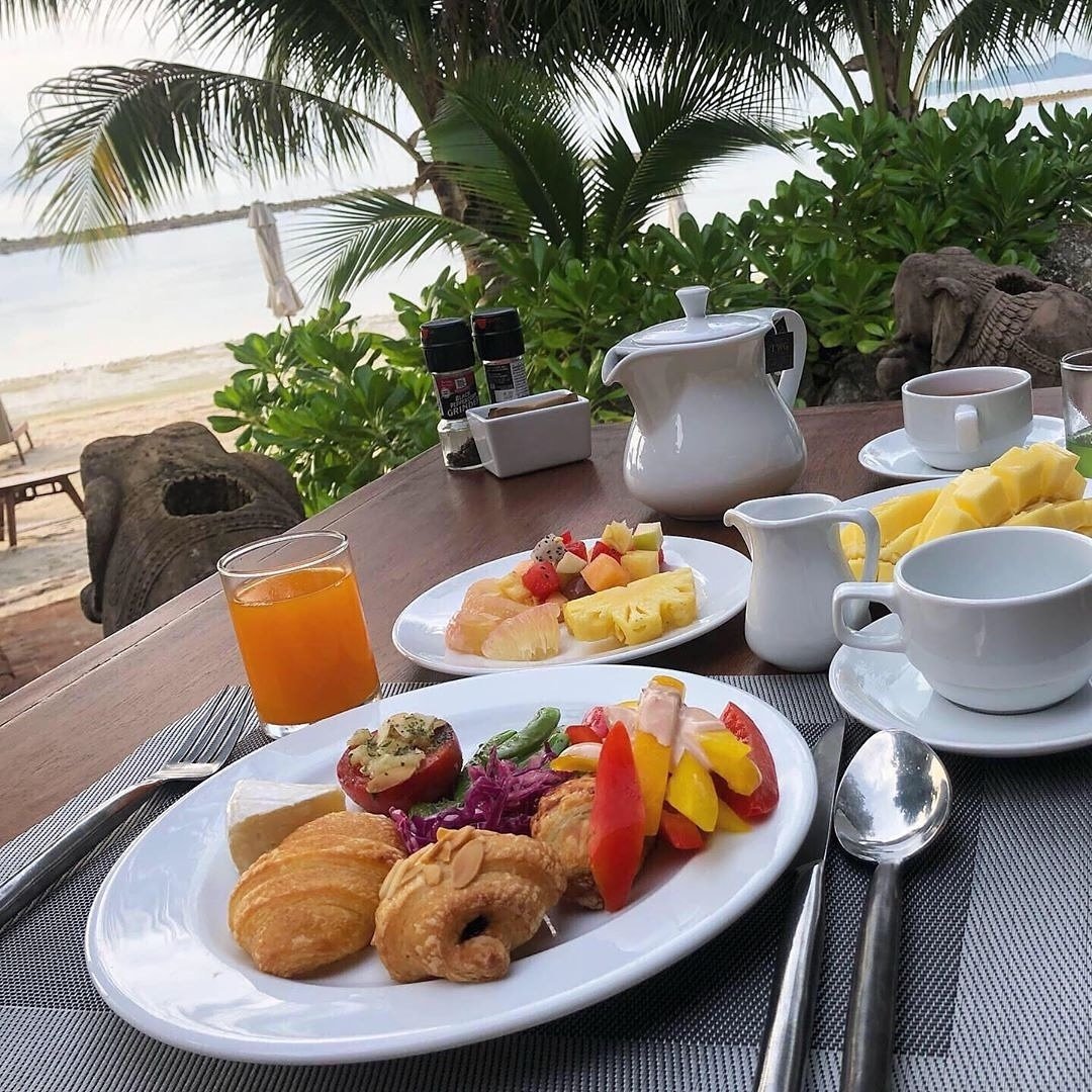 hotels_inside's tweet photo. “A boutique #beachfront resort offering the exclusively appointed 53 suites all with a private terrace with views of the tranquil tropical gardens or the sea, #MuangSamuiSpaResort #ChawengBeach #KohSamui https://t.co/hkW0KdgC4f https://t.co/IsJIr81nIp