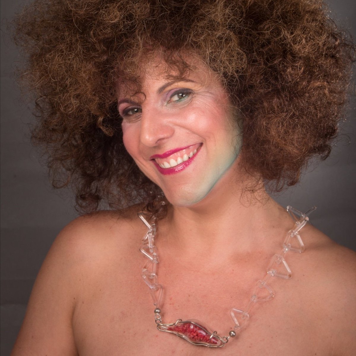 Nuestro collar Alma pieza finalista a los premios de Artesanía de la Comunidad Valenciana.
No puedo estar más contenta.
100 años de vidrio representados en esta pequeña obra de arte.
#feliz #artesania #artesaniavalenciana #vidrio #glass #glassblowing #diseñounico #piezaexclusiva