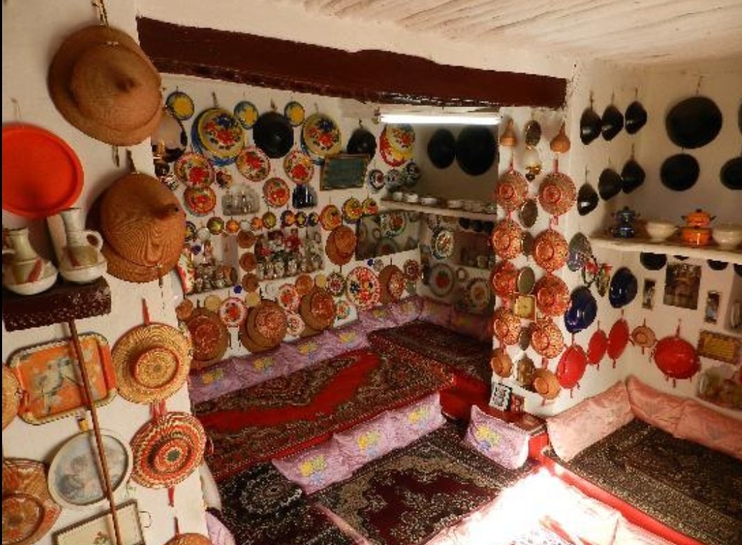 The culture found in Harar is incredible and very unique.Super comfortable, Harar is my favorite place in Ethiopia and I hope to have a room in my house with this design.