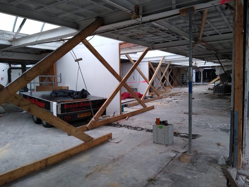 Thunnissen_Bouw's tweet photo. Onze collega's @BraamMinnesma zijn gestart met verbouw van de loods op het @Sumatra_EH voor @EigenHaard.

Als de werkzaamheden klaar zijn kunnen wij de koop- en huurwoningen gaan bouwen! https://t.co/mqFS1td5t5