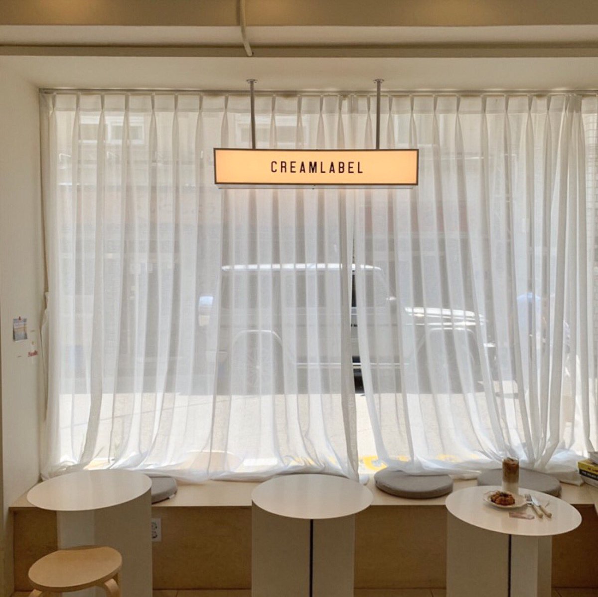Originallims's tweet photo. Creamlabel
:คาเฟ่สีครีมน่ารักย่านTtukseom station ร้านตกแต่งได้aesthetic creamมากคือดี ใครไปแนะนำให้สั่งcreamlabel latteตัวเด่นเลยหรือเมนูnon coffeeสำหรับคนไม่ทานกาแฟก็มีน้า😊
🚇Ttulseom exit2/3
#originallim #รีวิวเกาหลี #รีวิวคาเฟ่ #คาเฟ่เกาหลี @Review_korea #อร่อยไปแดก https://t.co/9lgGcRkbFY