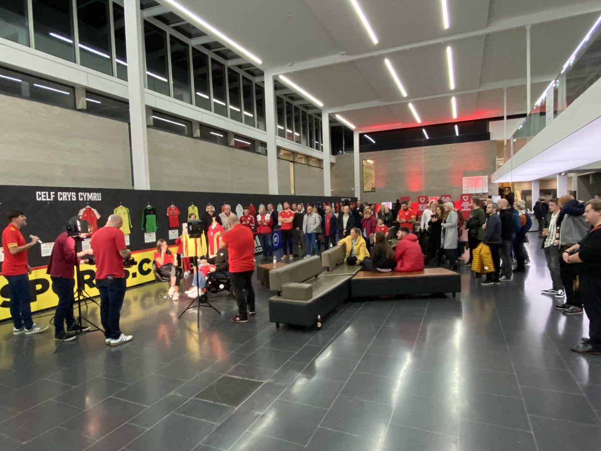 🏴󠁧󠁢󠁷󠁬󠁳󠁿 There’s a very special episode of FC CYMRU in production, filmed with a live studio audience at The Art of the Wales shirt exhibition in @StFagans_Museum.

It’ll be available on the @FAWales Facebook page and YouTube channel later today 😉

#KitCymru