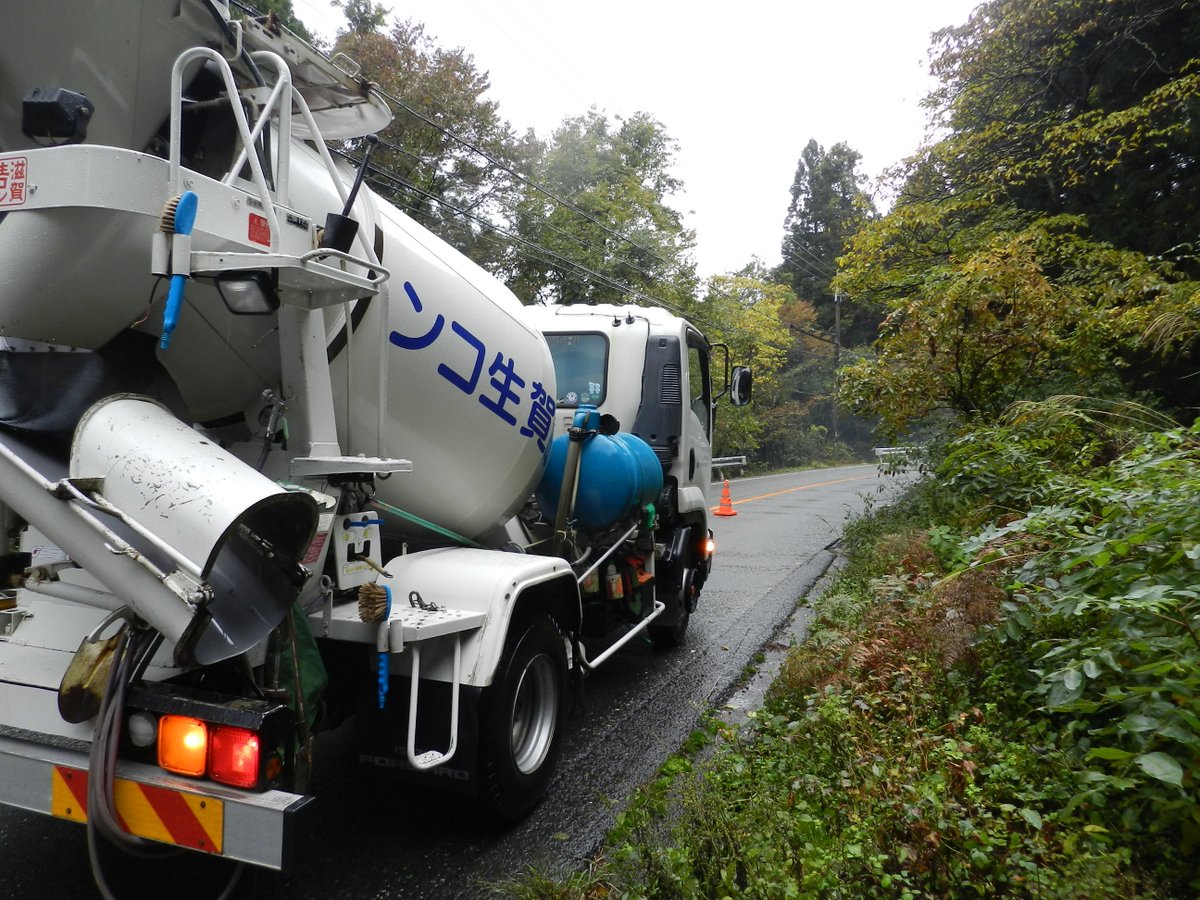 こんばんはです。　１１月14日
本日は敦賀の方に用事があり山道を走っていたら
チョットのハンドル操作ミスでタイヤが溝に落ちて
しまい色々大変でした。
お巡りさんも有り難う御座いました。
滋賀生コンの運転手の方も有り難う御座いました。

#お巡りさん
#滋賀生コン