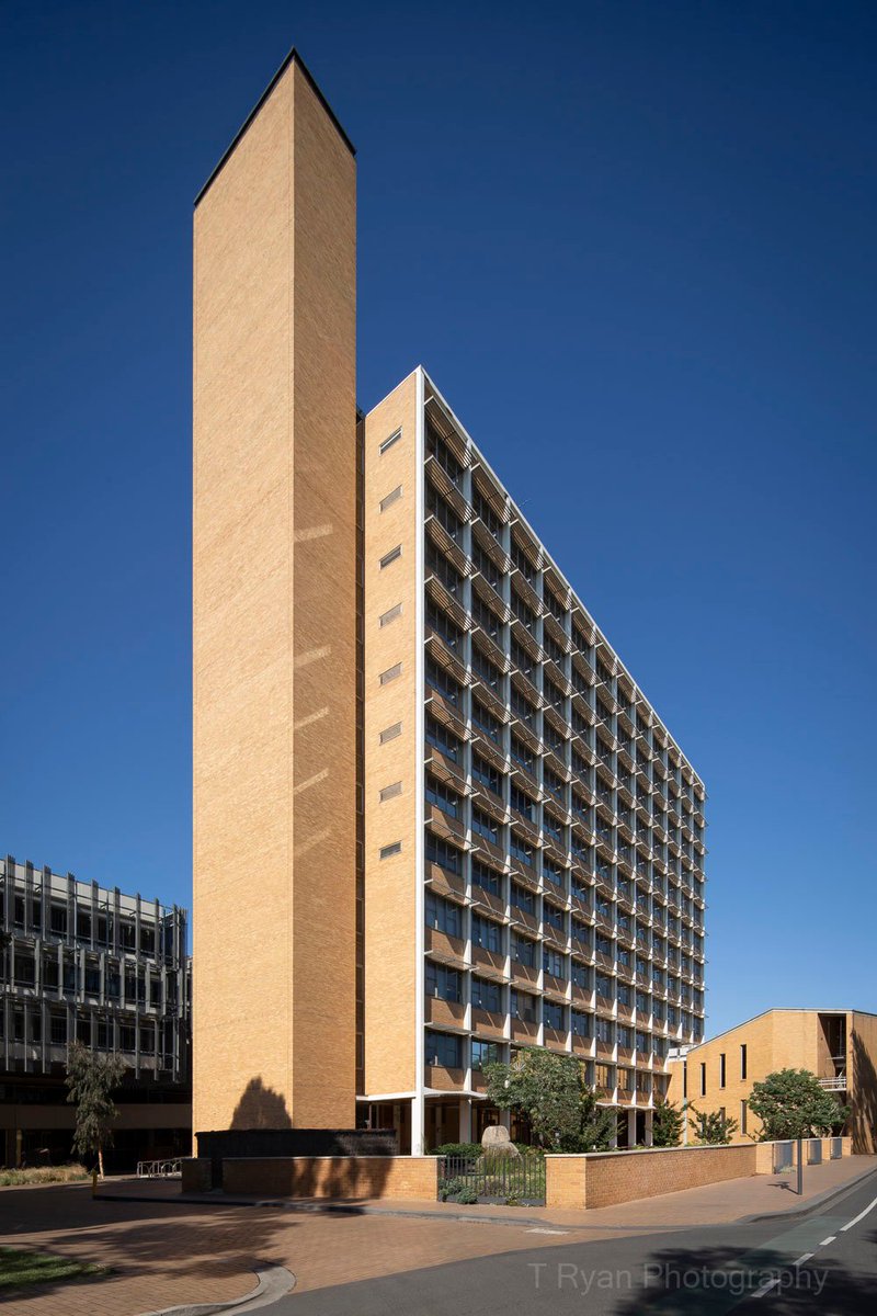 Follow the orange brick road - Melbourne Modernism project tryanphotos.com/melbourne-20th…

#architecture #modernism #redmondbarrybuilding #melbournearchitecture #melbourne #midcenturymodernism