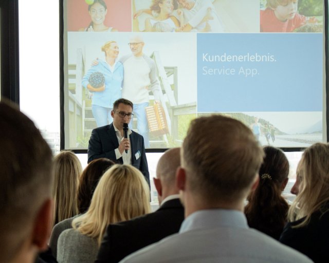 jp_hess's tweet photo. Robert Leubner, Leiter Marketing der BKK Linde, zeigt beim @easy_software EASY SOFTWARE / @ApiOmat Roundtable auf, wie eine #Microservice-Strategie hilft, #ServiceApps auf unterschiedlichsten Kanälen sowie Schnittstellen anzubieten. #apiomatsummit https://t.co/2Etvmrwv3O