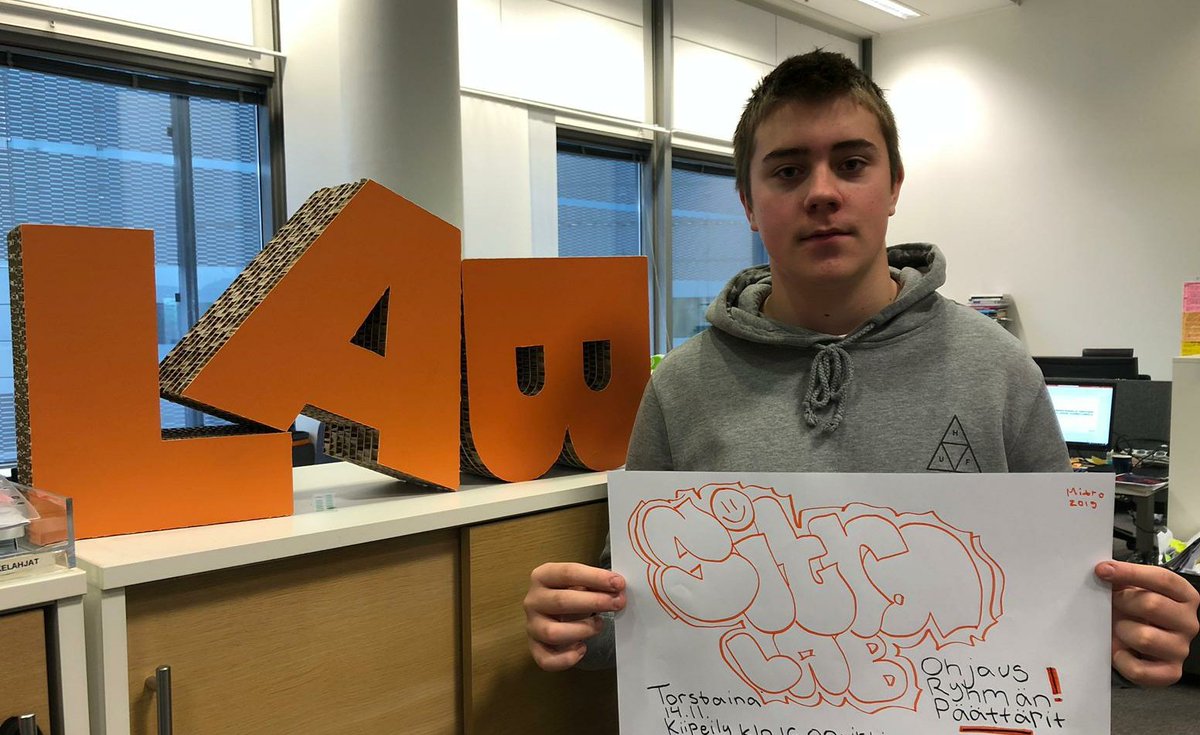 TarjaArkio's tweet image. Toka #sitralab #vastuullinentet-kokeilu käynnissä! Tettiläinen Mitro on päässyt @SitraFund'issa käyttämään graafisia taitoja, mukaan palavereihin ja järjestelyhommiin! Positiivinen työelämäkokemus rakenteilla! Kiitos että mukana myös @STTKMikonkatu @AaltonenMatias @miialeppis