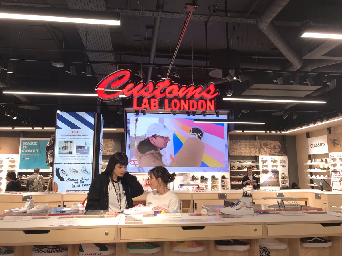 fg_emea's tweet photo. As #oxfordstreet #WestEnd announces 2022 transformation @VANS opens a brand new brand showcase store @VFCorp #oxfordcircus https://t.co/eY2nddsGNW