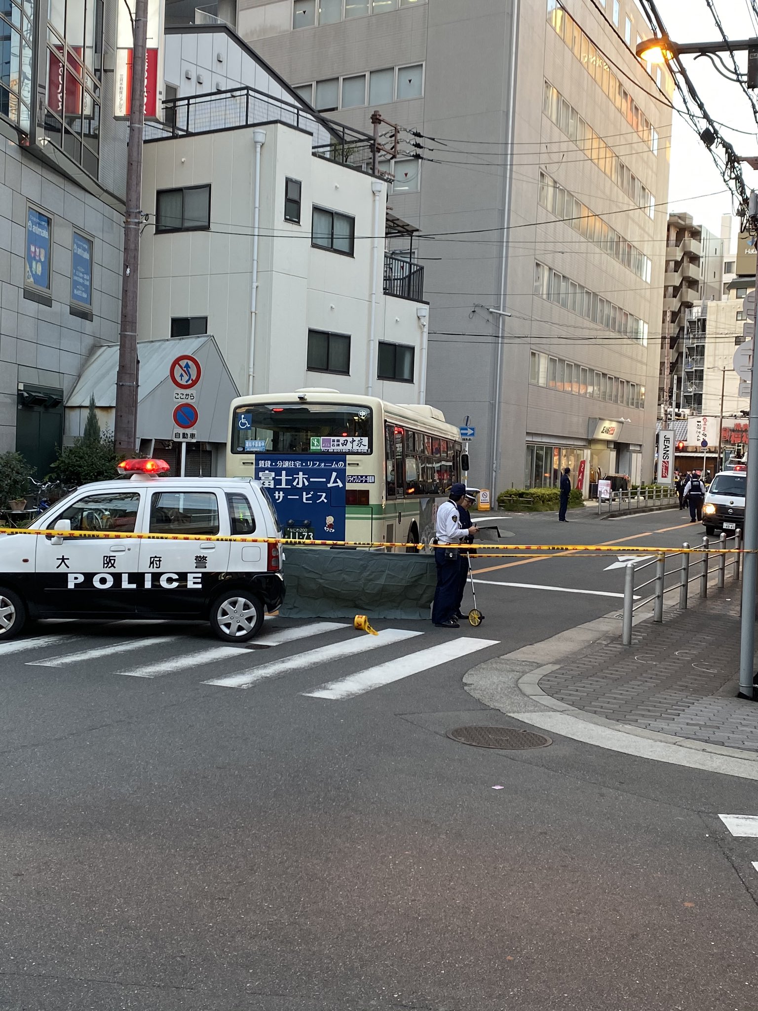 京橋駅付近のバスの交通事故で道路が封鎖されている現場画像