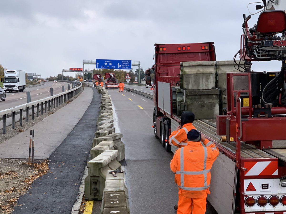 marjosalari's tweet photo. Na de tweede dag hard werken in slecht weer met het monteren van de QMB barriers door onze jongens op de A9 München lopen we zeker op schema, goed gewerkt! https://t.co/Xlbr0v7Tkj