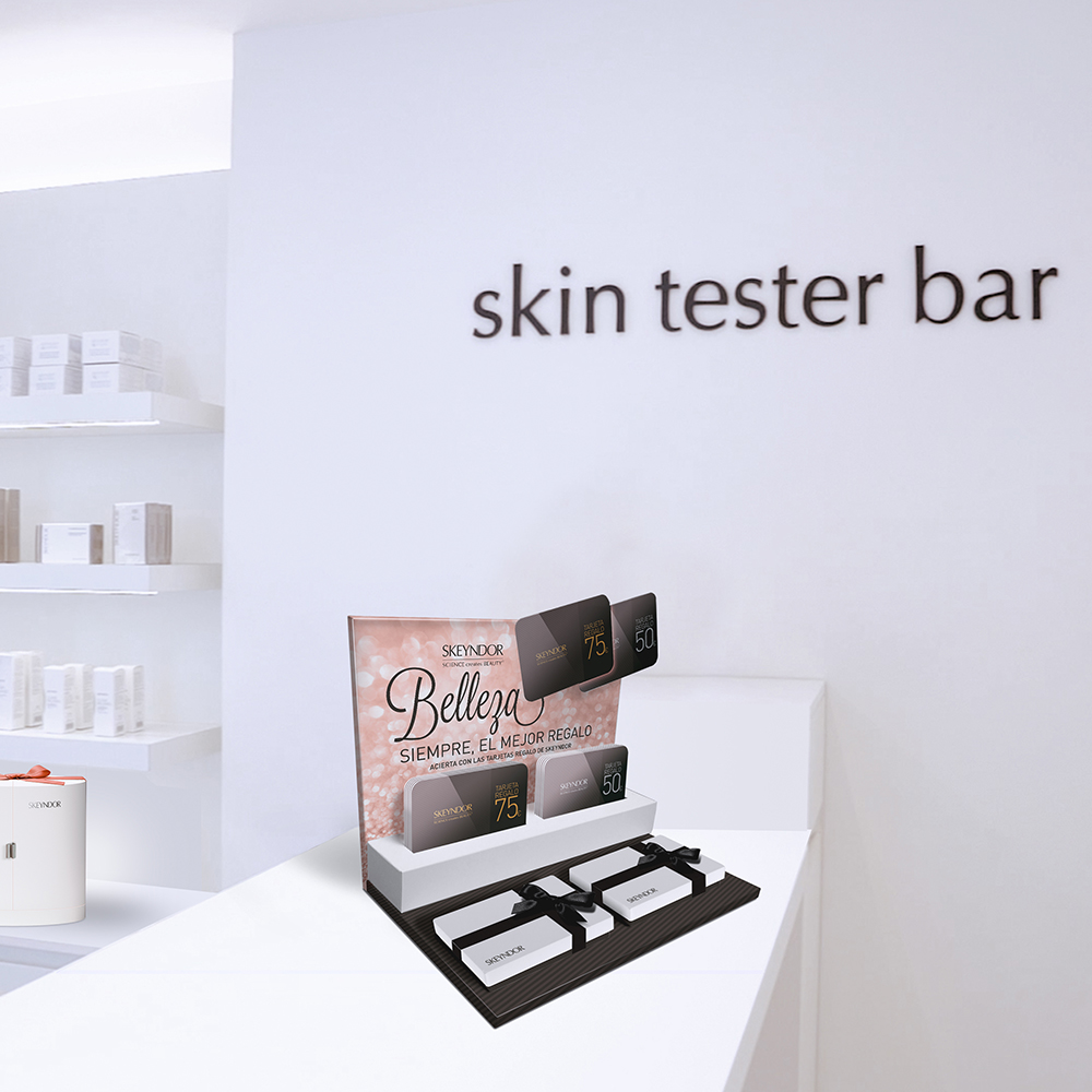 Estas fiestas tus clientes acertarán seguro. Además de nuestros cofres especiales para la Navidad🎄, presentamos las nuevas tarjetas regalo Skeyndor.🌟 
🎁Envueltas en una elegante caja. 
🎁Canjeables por cualquier producto o tratamiento de belleza.
🎁El regalo perfecto SIEMPRE💝