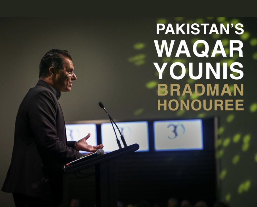 Bradman Hall of Fame award Waqar Younis with exemplary honouree bat.#WaqarYounis #PCB #DonBradman Picture Courtesy: Twitter