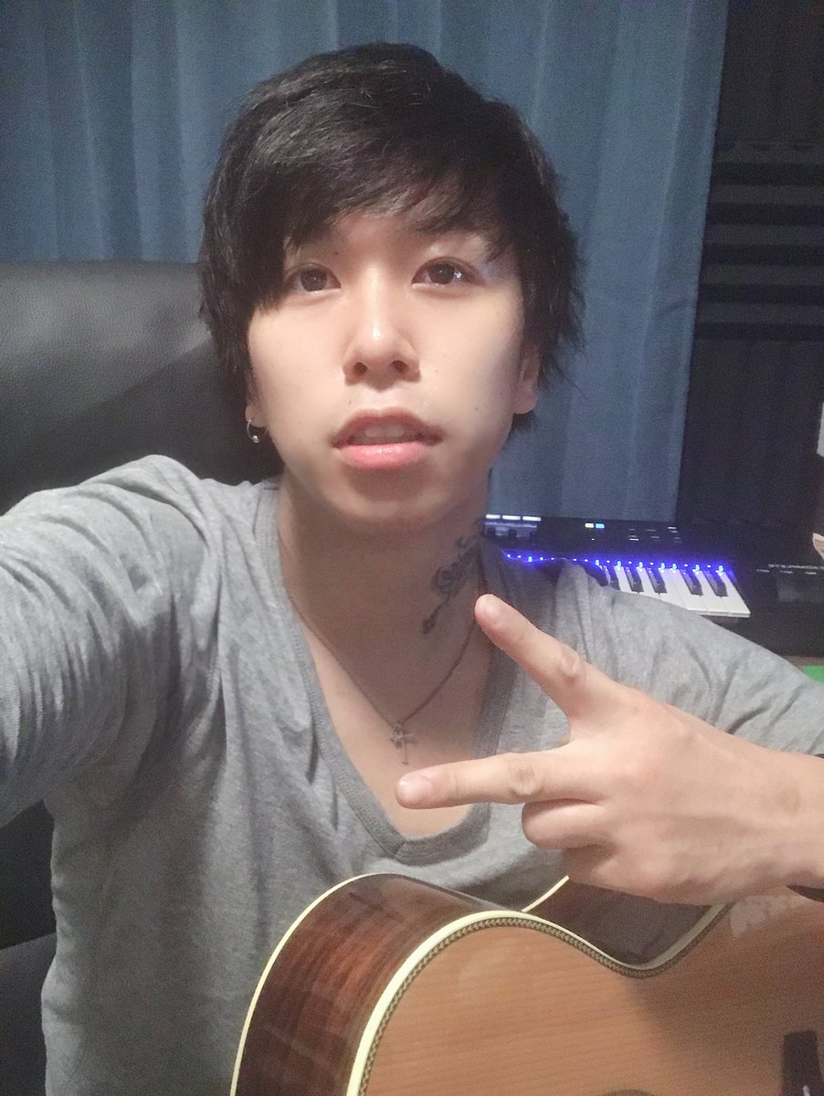 ChangingN's tweet image. 明日は池袋Adm弾き語りライブをします🎸
すんげー苦手な弾き語りだけどオガフルの一周年を祝うためにも頑張ってくるぞー
是非是非俺の下手くそギターを観て、その後オガフルを楽しもー🙋‍♂️