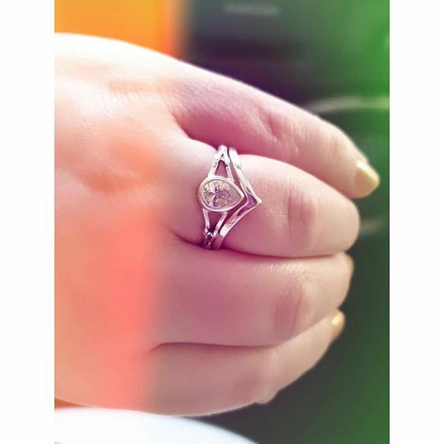 bloodymarymetal's tweet photo. P e r f e c t P a i r 💎 These two making an epic engagement & wedding ring combination on the lovely @exbutton 💍 Crystal Ice Oros & Classic Wishbone 💙 #BmmClassics https://t.co/zGUIu3Szwf https://t.co/o9yKWzpP6n