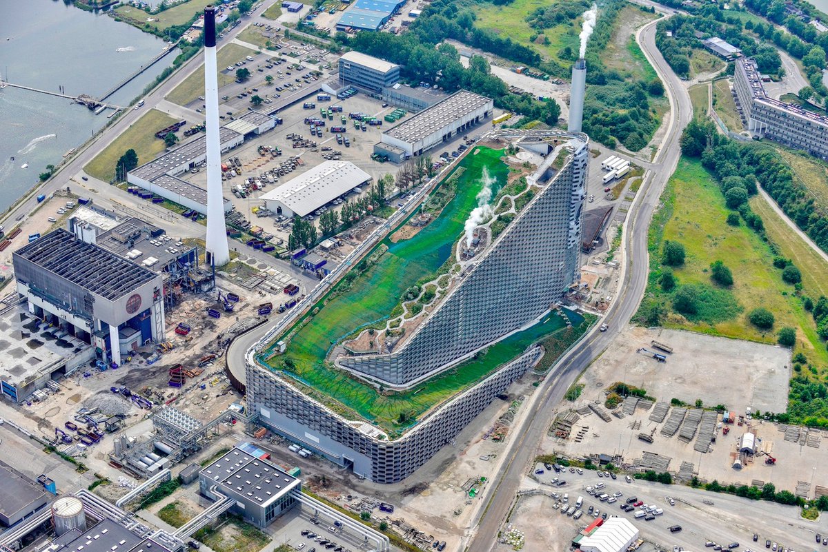 Так выглядит мусороперерабатывающий завод в Копенгагене. Tще он обеспечивает электроэнергией и теплом десятки тысяч домов. А новейшая система очистки дыма не загрязняет атмосферу.

Ну а бонусом, его крыша представляет из себя всесезонный горнолыжный спуск.