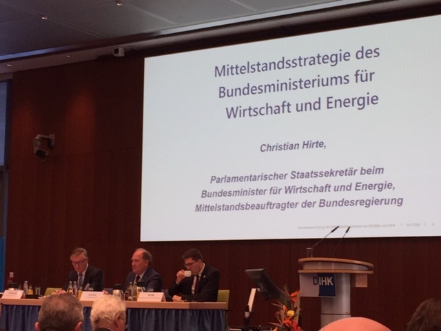 "#Bürokratieentlastungsgesetz ist das Papier nicht wert, auf dem es gedruckt ist." Kritik ggü. Staatssekretär <a href="/ChristianHirte/">Christian Hirte</a> im Mittelstandsausschuss von <a href="/Der_BDI/">BDI</a> und @DieBDA . @BMWi_Bund #Mittelstand #Wirtschaft