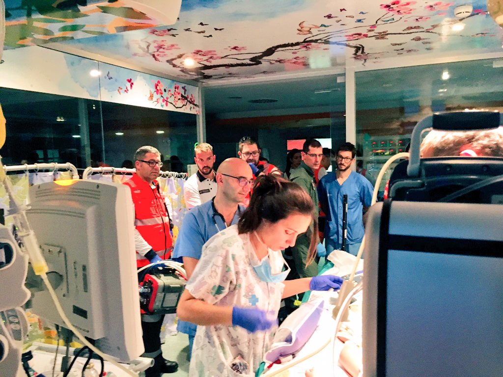 SAMU061IB's tweet photo. Esta noche @SAMU061IB gestionado un traslado de un niño de 9 meses junto con equipos de  transporte pediátrico de @SonEspases, equipos de @ECMOHUVH pediátrico de @vallhebron y la Unidad Médica de Aeroevacuación del @EjercitoAire a Barcelona. https://t.co/91rj3yXetH