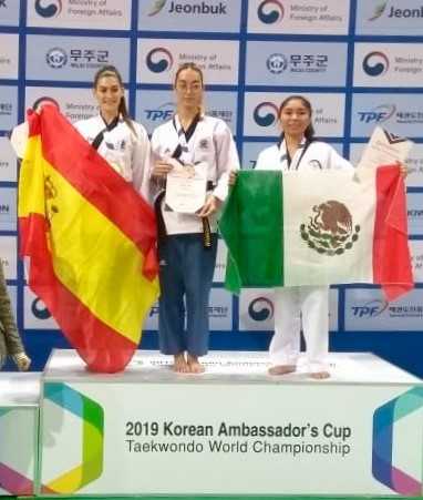 EmbaMexCor's tweet photo. Los campechanos José Daniel Martín , Paola Barahona,  María José Cabrera y su entrenador, Alejandro Casas, tuvieron una destacada participación en la 2019 Korean Ambassador’s Cup en la modalidad de #Poomsae ¡Felicidades! https://t.co/Q1uBEO6qYc