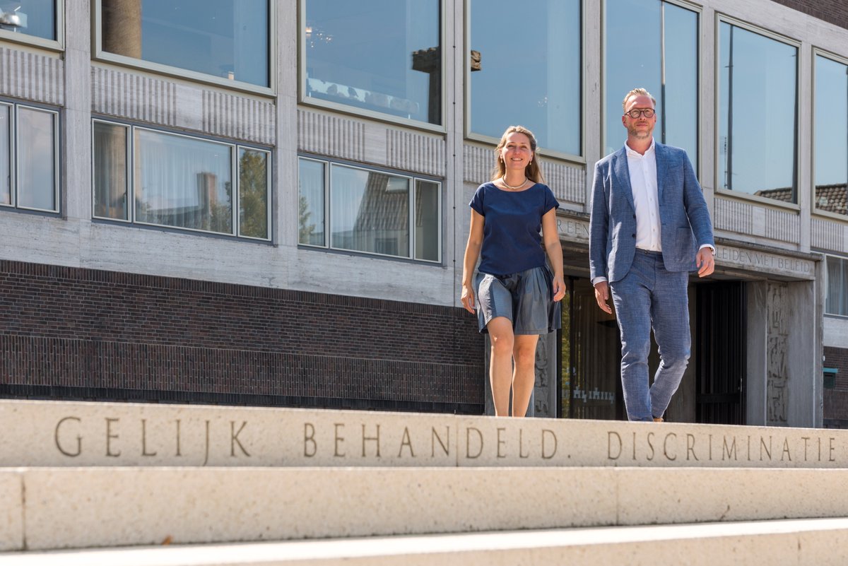 Twee mensen op een trap met de opdruk Gelijk Behandeld Discriminatie