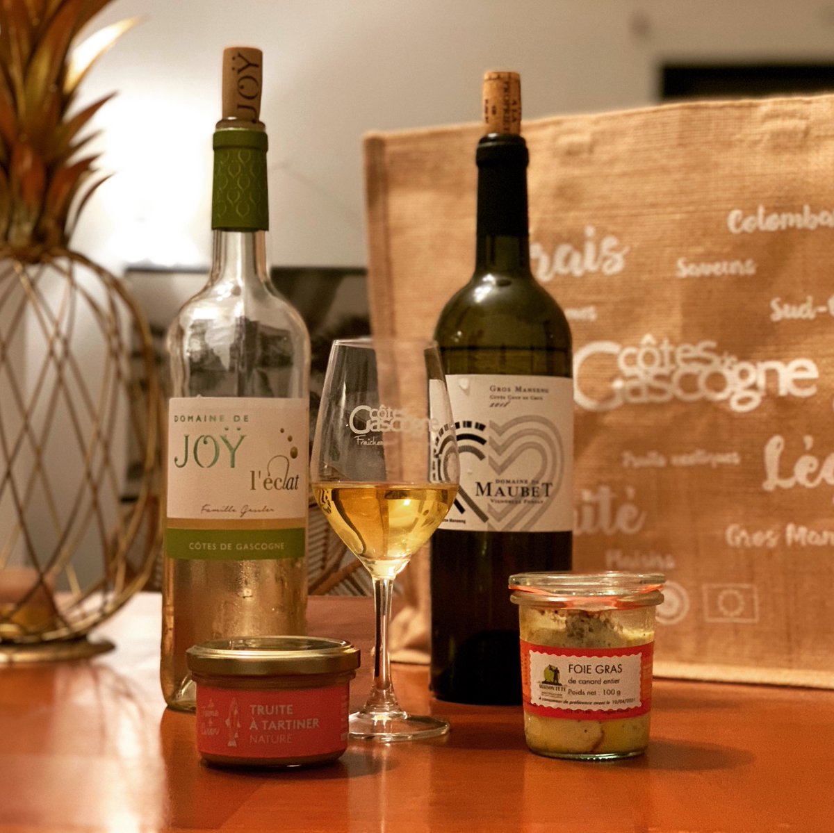 🔥Jeu concours 🔥 
Accords mets et vins 100% <a href="/CotesdeGascogne/">Cotes de Gascogne</a> 
🏆A gagner, 1 sac shopping contenant 2 bouteilles sélectionnées par mes soins, à déguster avec 2 spécialités culinaires du sud-ouest.
🍀Pour jouer, rendez-vous sur #instagram 
👉 bit.ly/33PGE6k
#JeuConcours