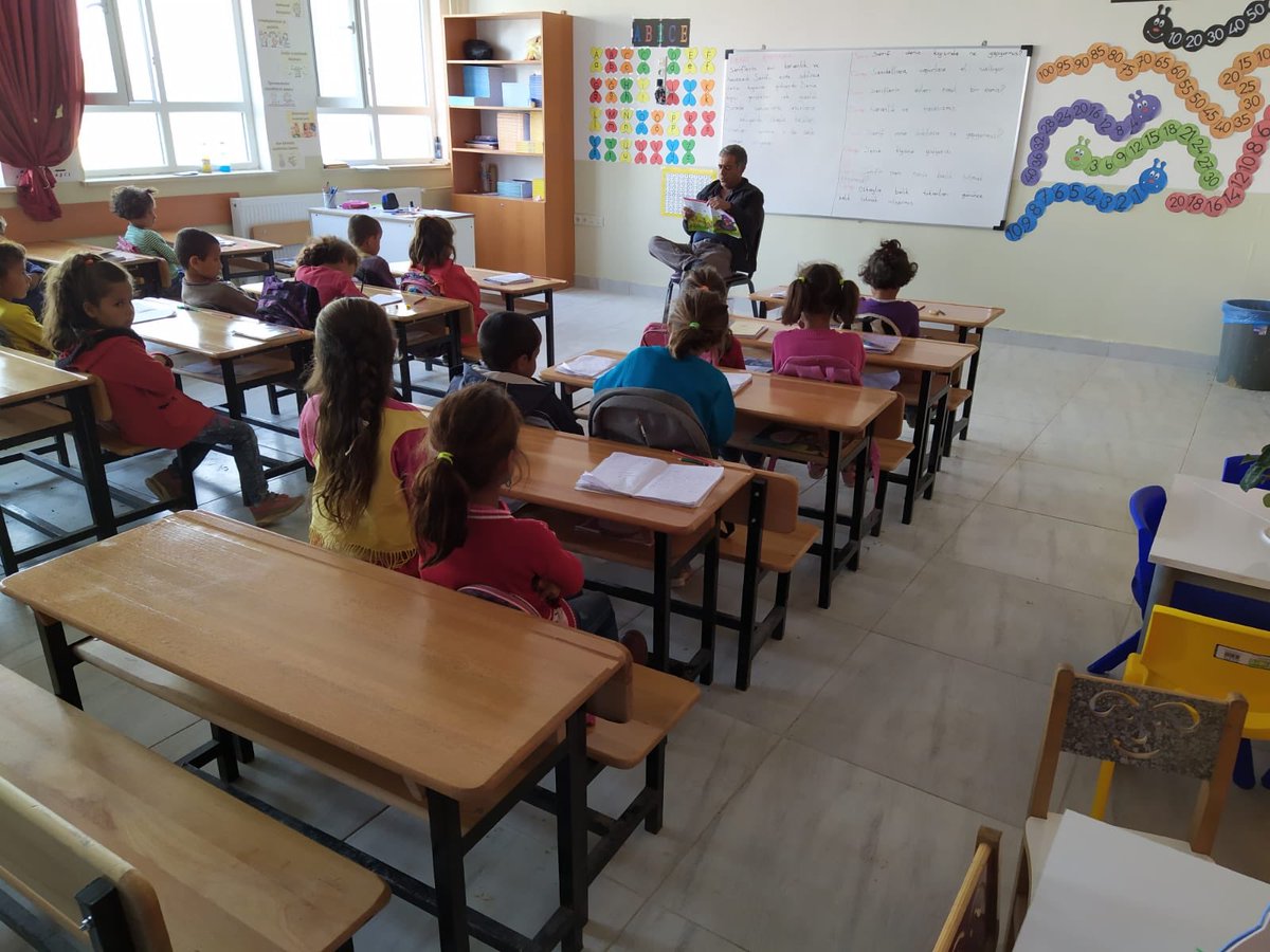 ‘Masallarla Büyüyoruz’ projesi kapsamında velilerimiz sınıflara gelerek öğrencilere kitap okudu.<a href="/HarranKaymakam/">Harran Kaymakamlığı</a> <a href="/MemHarran/">Harran İlçe MEM</a> <a href="/BircanCihan/">Cihan Bircan</a> <a href="/alidrmz33/">Ali DURMAZ</a>