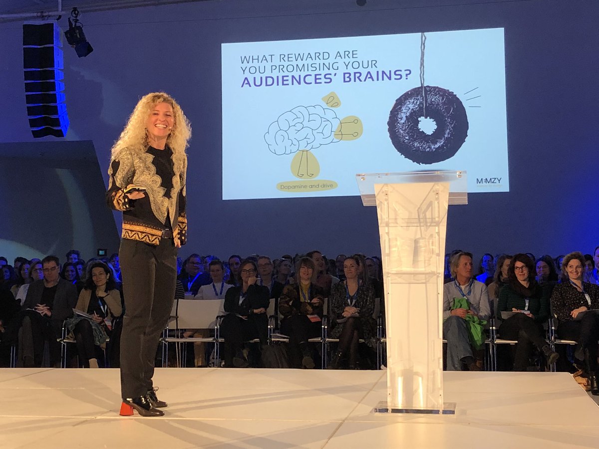 Enorm vlotte Keynote van geheugen expert Carmen Simon over wat wij contentmarketeers en webredacteurs kunnen doen om mensen onze informatie te laten onthouden en zo beter beslissingen te laten nemen <a href="/areyoumemorable/">Carmen Simon</a> #cmw19
