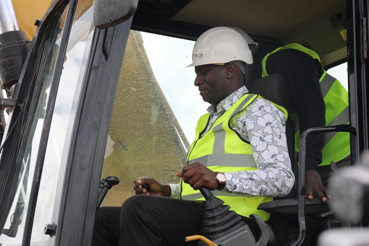KETRACO1's tweet photo. Ladies and gentlemen, the 400kV Konza- Isinya line has just been ground broken by @ketercharles @konzatech
KonzaIsinyaGroundbreaking
#ExpandingTheGrid
#ReliableEnergy
#KETRACOProjects https://t.co/n1h3beTylj