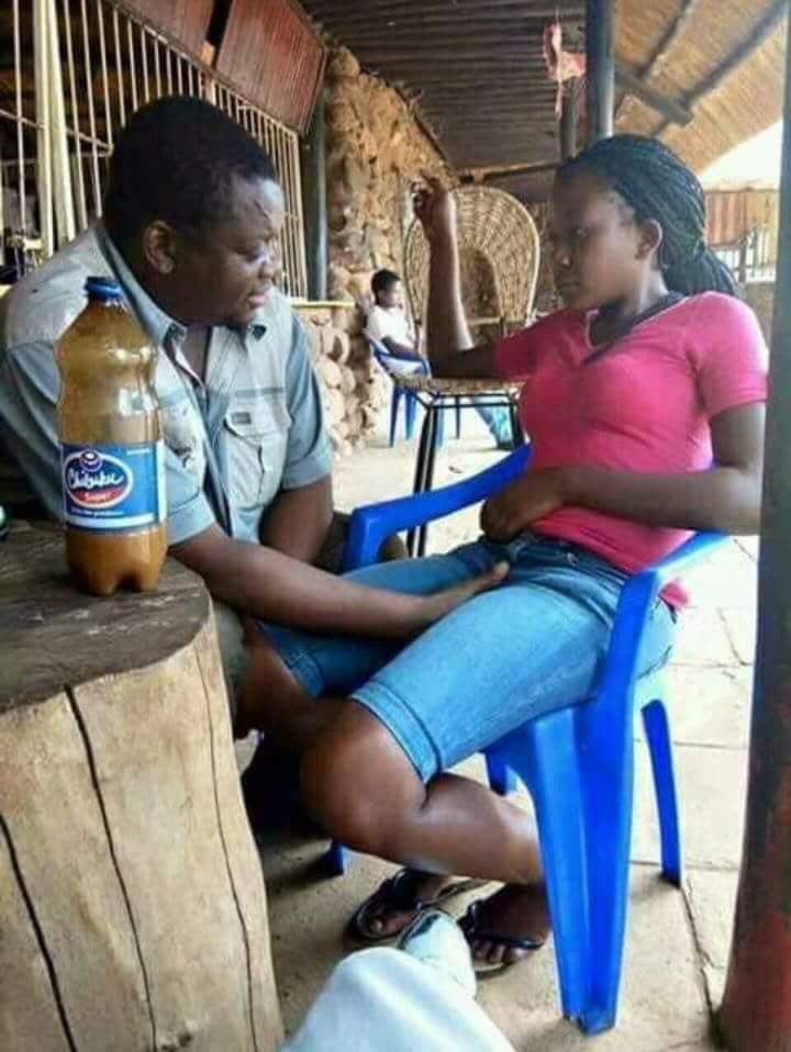 007Cardinal's tweet image. After taking her out on a shopping spree, when it’s time to visit the other room and she says she’s seeing her period but you’re not having any of it 
#NormalMisbehaviour
#usvsus