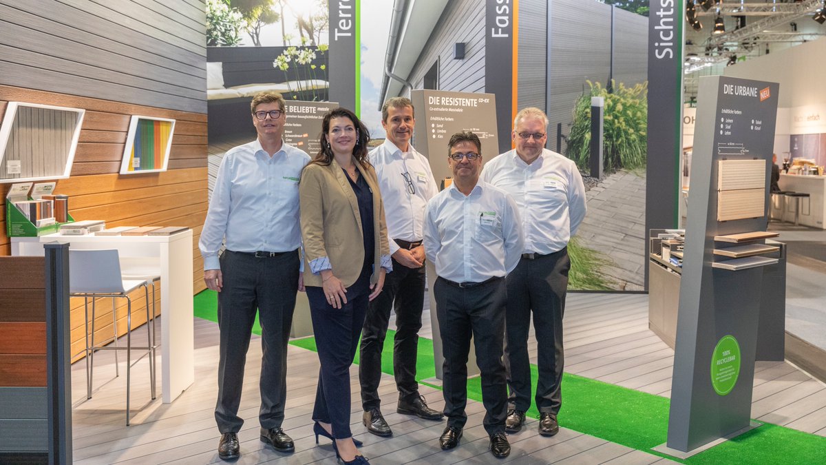 NATURinFORM's tweet photo. Noch ein Gruss von unserem Messeteam am #Branchentag #Holz, der gestern zu Ende ging. Vielen Dank fürs Kommen! #bth19 #wpc #pefc #madeingermany https://t.co/ce8EiHLyoy