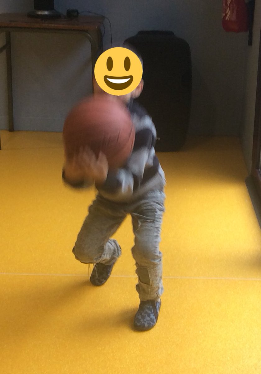 Machault_MSGS's tweet photo. Aujourd’hui, nous avons découvert le ballon de basket 🏀 
Il est dur et lourd !!! Pas facile de le manipuler. 
Nous le faisons rebondir, nous le lançons et le rattrapons. Certains ont même réussi à dribbler !! 😯 https://t.co/nM4mAYXVGB