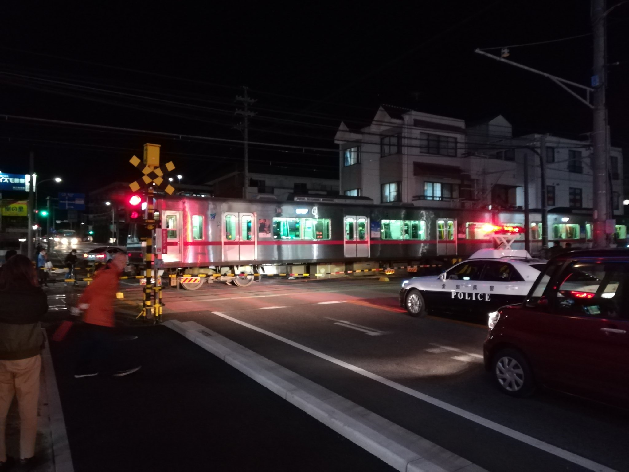 名鉄瀬戸線の車と電車の踏切事故で緊急車両が集結している現場画像