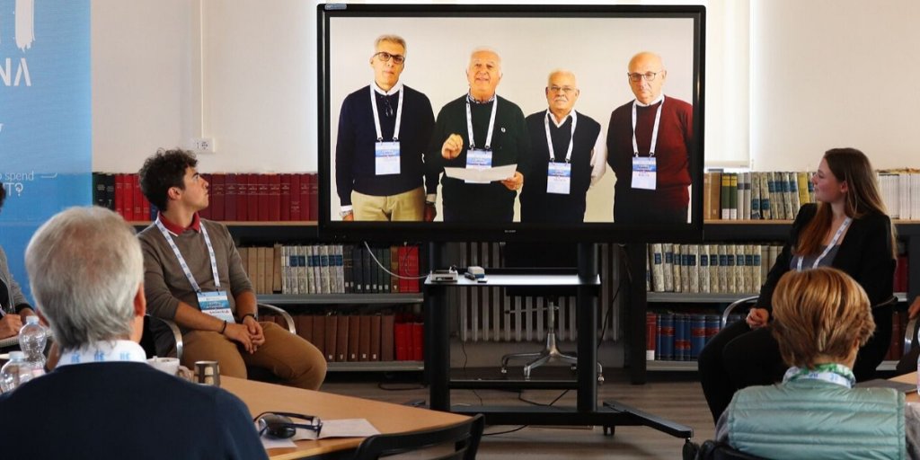 EdulifeSpa's tweet photo. Cosa ci fanno quattro persone dentro un #BigPad di @Sharp_Business?
Sono i #formatori di #UNIGENS, associazione di #volontari che lavorano o hanno lavorato in @UniCredit_IT
Scopri cosa hanno fatto in @311verona con @EdulifeOnlus e #EdulifeSpa 🚀 https://t.co/dHittsf1Em https://t.co/IjqZGgpAxz