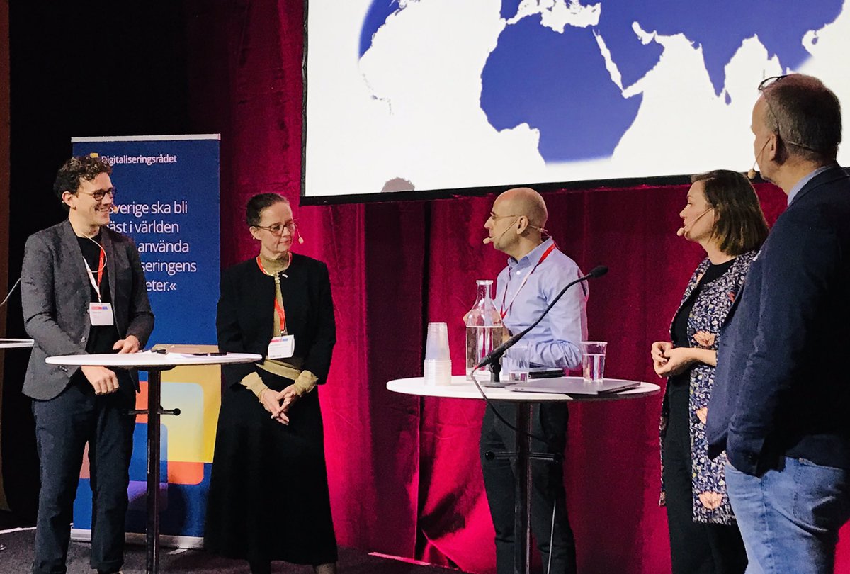 Digitaliseringsrådet (@digiradet) on Twitter photo Just nu på #kvalitetsmässan. Samtal om Sverige och vad vi kan lära av andra länder för att bli bättre på att använda digitaliseringens möjligheter. <a href="/dakenine/">Daniel Akenine</a> Anna Eriksson, <a href="/jangulliksen/">Jan Gulliksen</a> och <a href="/ylvastrander/">Ylva Strander</a> deltar @robinvetter modererar. Just nu på #kvalitetsmässan. Samtal om Sverige och vad vi kan lära av andra länder för att bli bättre på att använda digitaliseringens möjligheter. <a href="/dakenine/">Daniel Akenine</a> Anna Eriksson, <a href="/jangulliksen/">Jan Gulliksen</a> och <a href="/ylvastrander/">Ylva Strander</a> deltar @robinvetter modererar.