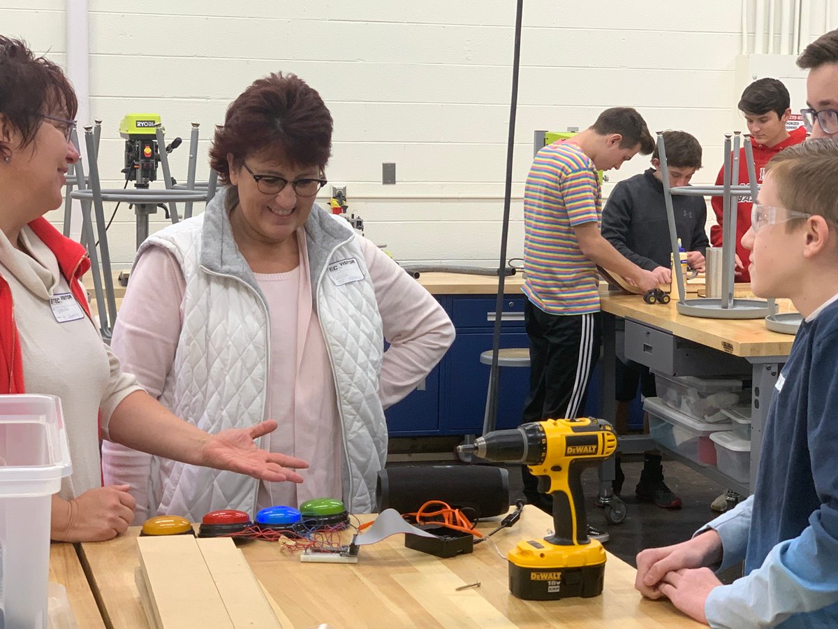 BtecVa's tweet image. The Engineering class  working in partnership with Kid&apos;s Square in Roanoke to design and create interactive stations. Berglund Center has  agreed to sponsor an interactive button that plays music. #ctebtec @Berglundcenter #engineering @Kidssquarecenter #interactivedesigns