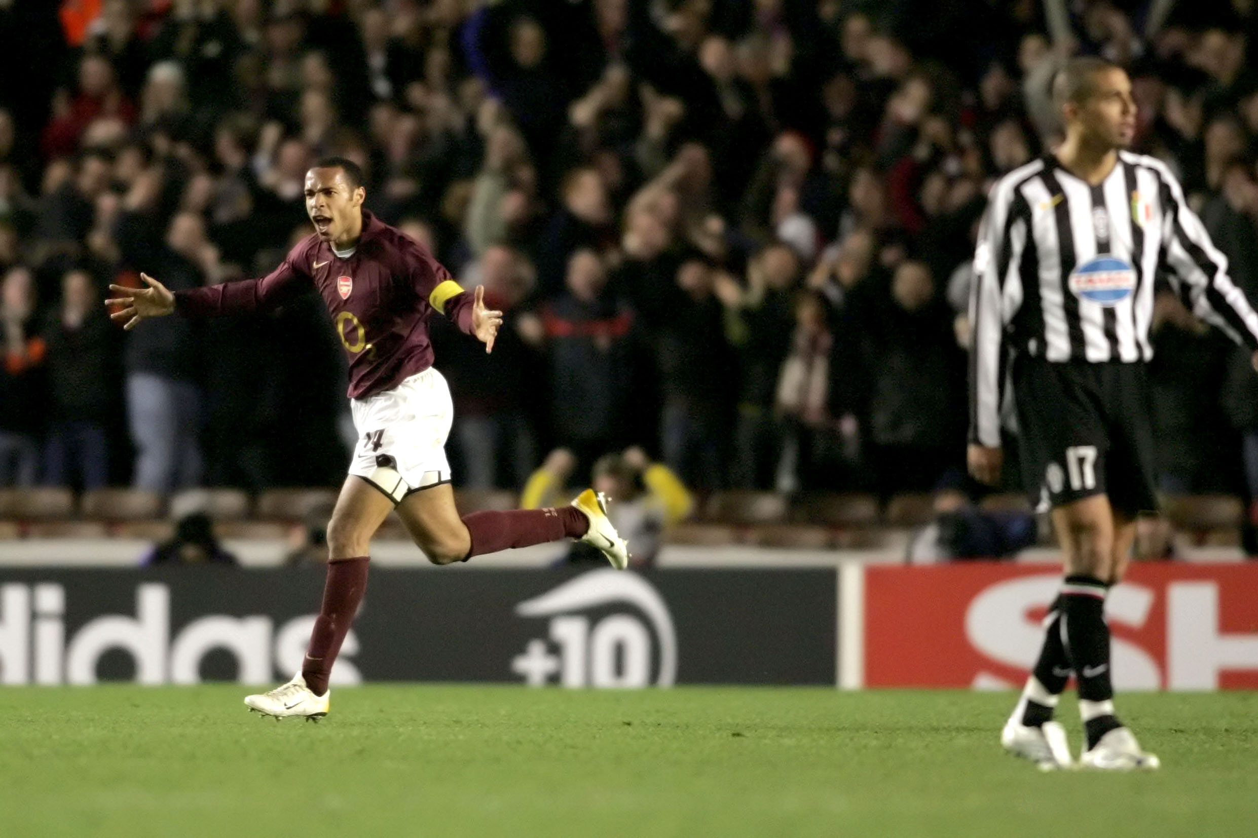 Thierry Henry celebra un gol con el Arsenal.
