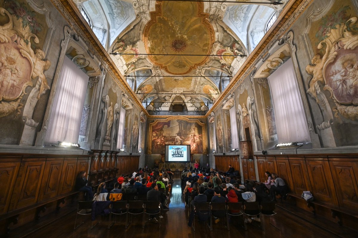 BOOKCITYMILANO's tweet photo. Una manifestazione nella manifestazione, che mette in contatto due mondi vicini che dialogano però raramente, quello della #scuola e quello dell'#editoria. In poche parole: #BookCityperleScuole.
#BCM19 #BookCityMilano https://t.co/vemfWjq4N3