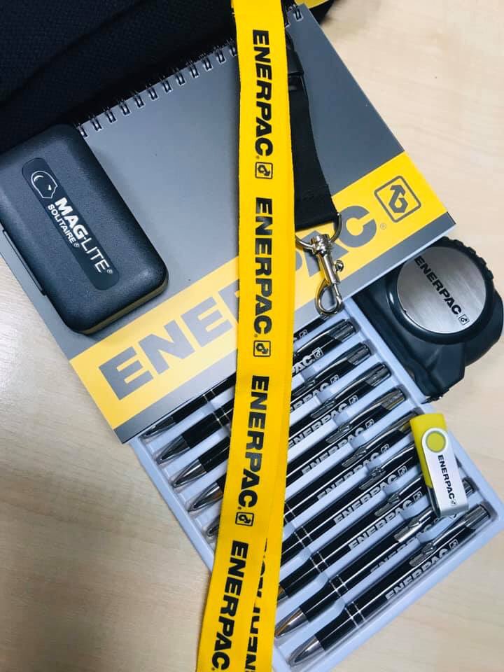 Great catch up yesterday with our suppliers #Enerpac 😊. 
They left us some #merchandise to share with our lovely customers. 
We will put together an Enerpac goody bag for the 500 person to like our #facebookpage👍🏻👏🏻

#liftingequipmenthire #liftingequipment #liftingtackle