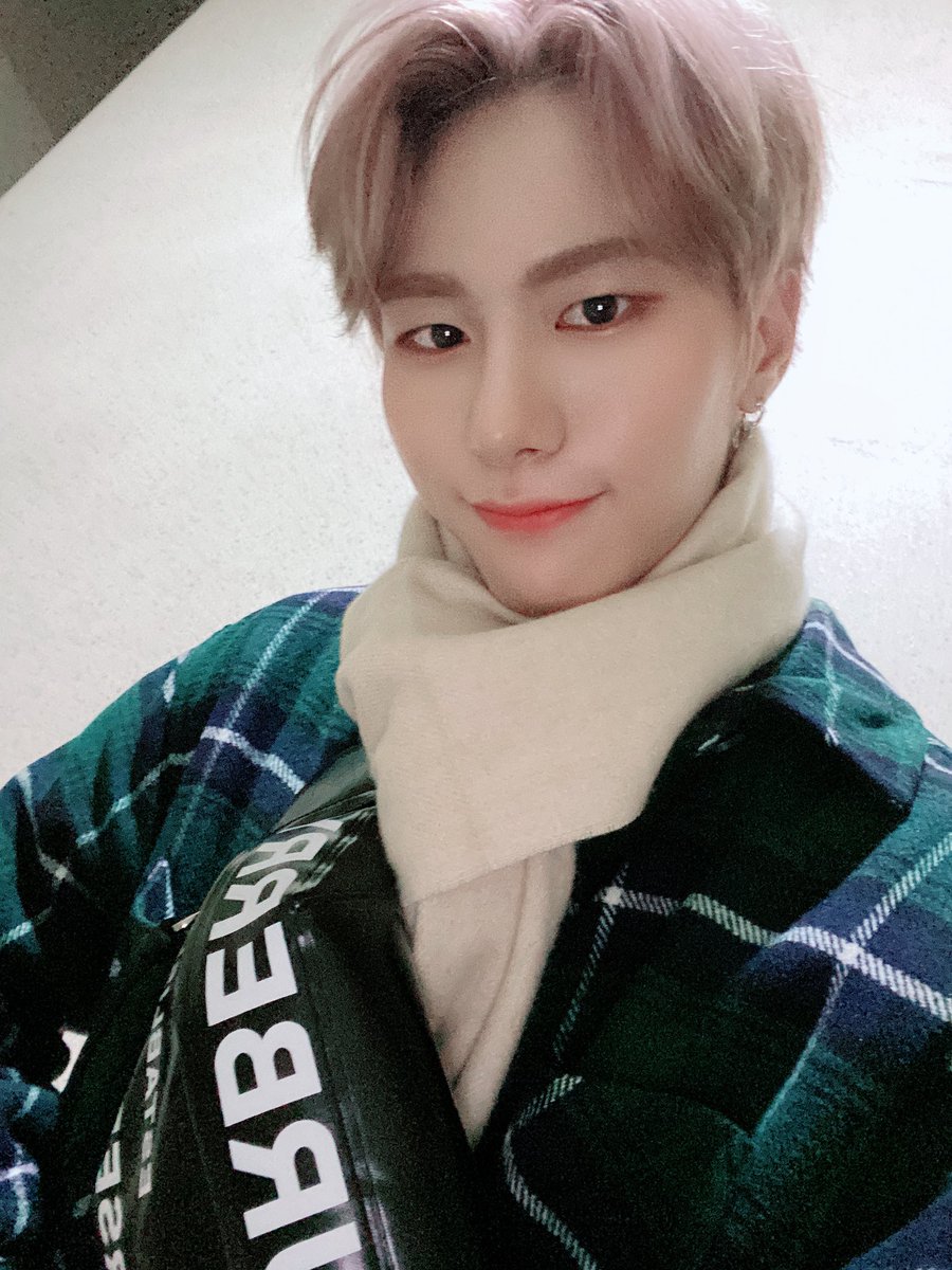 NewWorld_VICTON's tweet photo. [#승식 ] 데일리 승식이에요ㅎㅎㅎ오늘하루도 수고했어요 앨리스💙💛 https://t.co/soASCShYFj