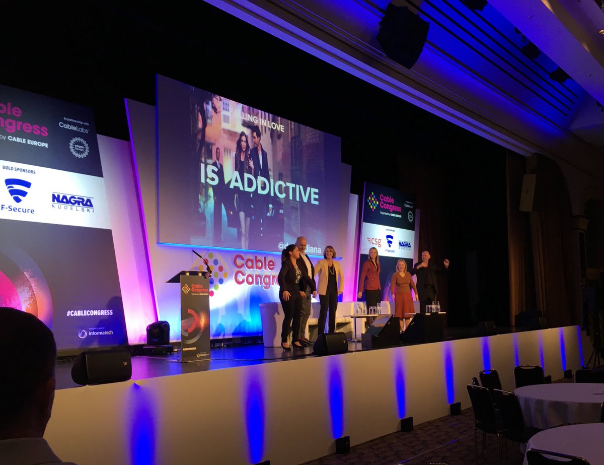 Diana Zalaquett from <a href="/HubSpot/">HubSpot</a> energising the audience with a warm up at the start of her PechaKucha presentation at #cablecongress