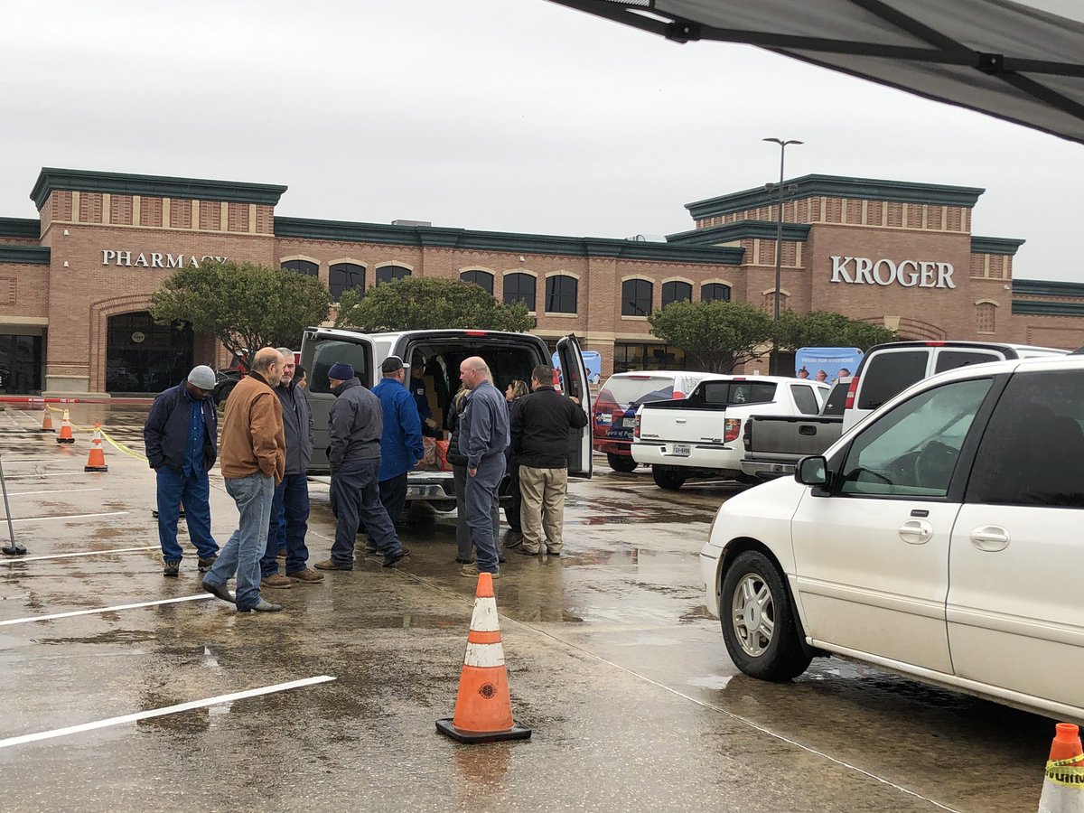 pasadenatxgov's tweet photo. Cold? Rain? These generous donors don’t let that stop them! Stop by the #CanDoFoodDrive today from 8-6, Kroger Parking Lot, 6767 Spencer at Red Bluff. You can also donate online https://t.co/kdu1MZaIzu https://t.co/xGNo2iqxO5