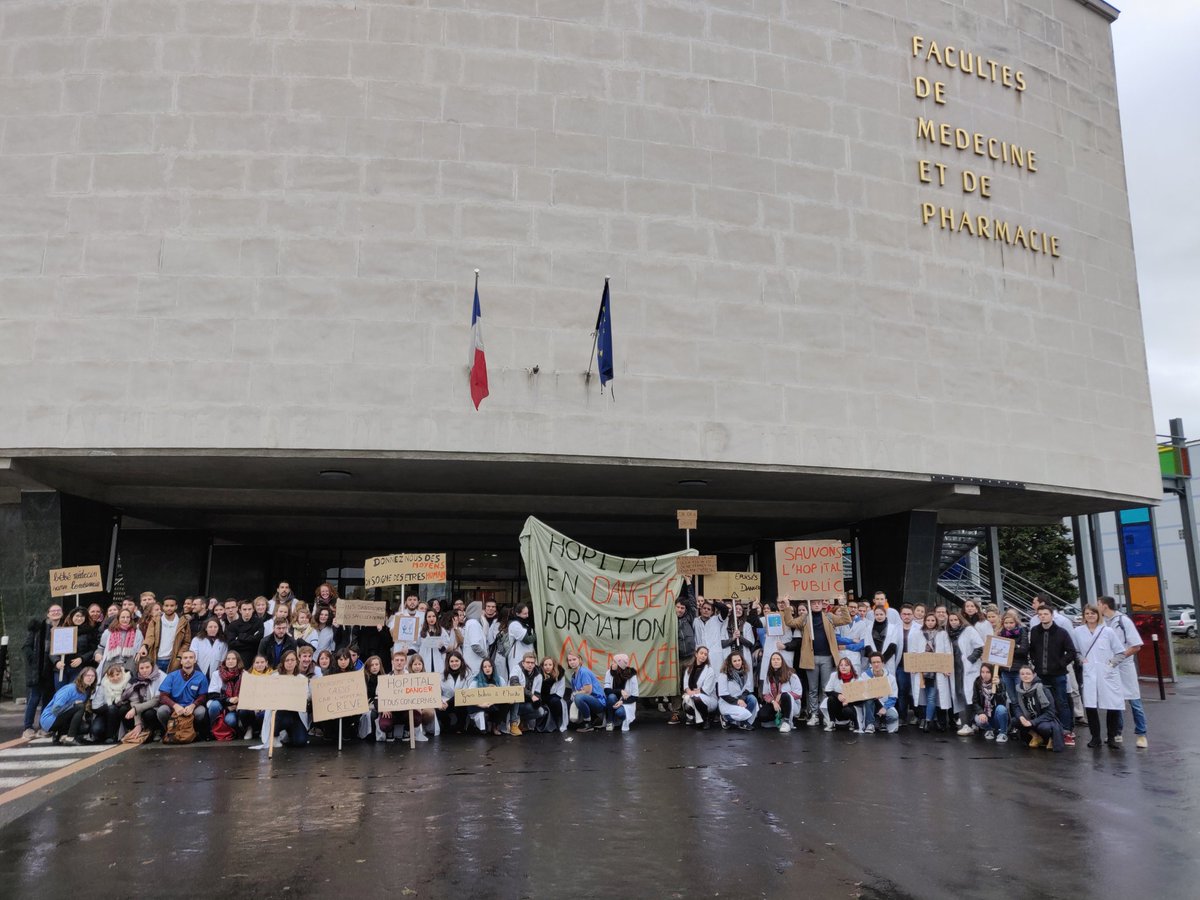 📣 A Clermont, 200 #étudiants se sont mobilisés aux côtés des #medecins et personnels #paramedicaux du @CHUClermontFd 
Hôpital en danger = Formation menacée ! 
❌ Nous ne voulons pas d'un système de santé qui tombe en ruine ...