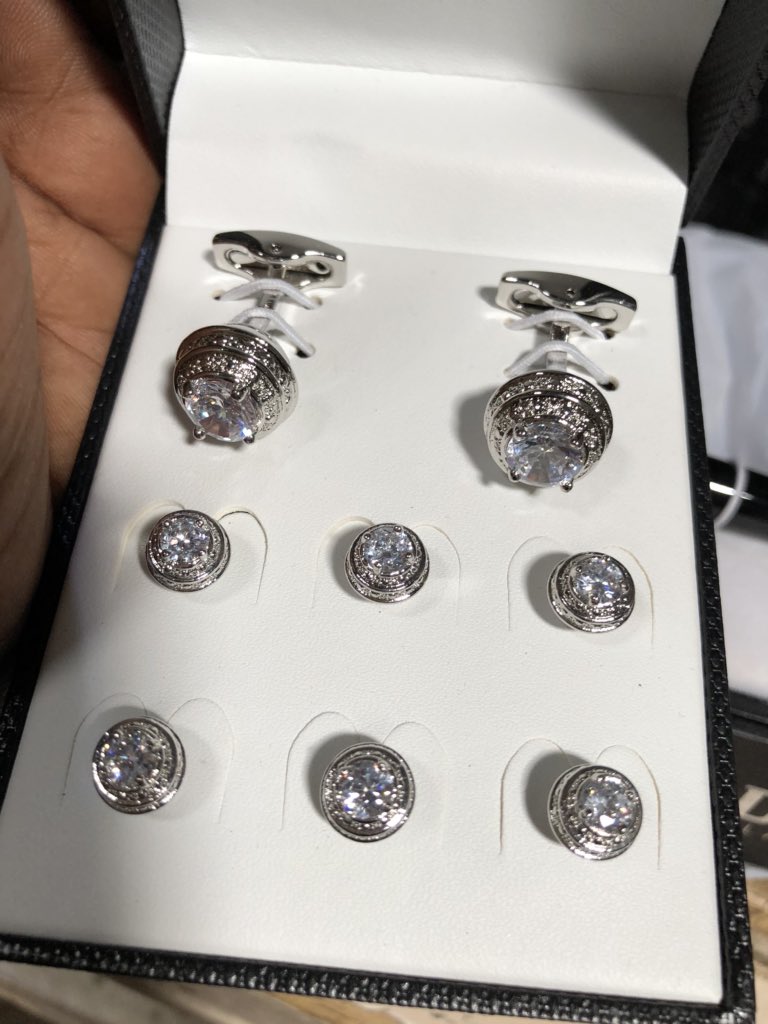 khadeeejaaah's tweet photo. Rt🙏What will you receive this Christmas 📦It’s time to warp your gifts 😘😊#cufflinks#fastion#studs#Mozat Cufflinks sets Price goes for 4K🙏 https://t.co/x3GMfYtcYq