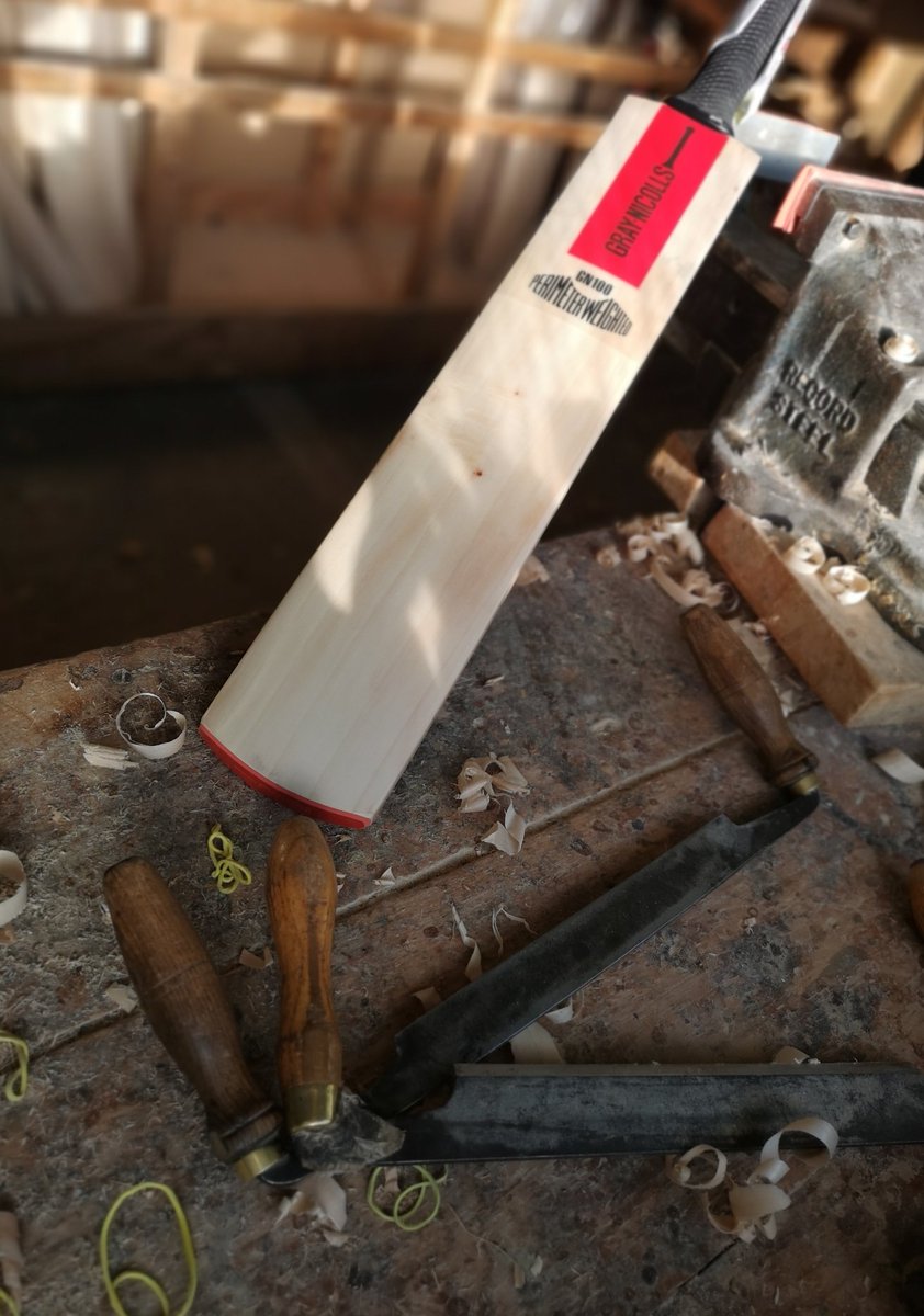 MadeByGrayNics's tweet photo. The #Scoop #BeforeAndAfter as promised.

#CricketBatRepairs #BatRefurb #GrayNicolls https://t.co/taRAOZ8Dv1
