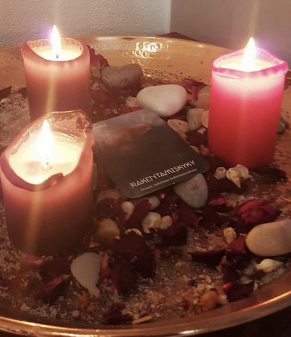 En ois uskonut vuonna 2018, että päivitän tällaisen kuvan. Mutta: Sen lisäksi, että elämäni alkoi parantumaan 1.2. kun muutin Louelle niin yksi tekijä on ollut #lifecoaching. Nyt kaikki on alkanut parantumaan ja elämään synkkyyden ja yksinäisyyden sijaan on saapunut onni ❤️