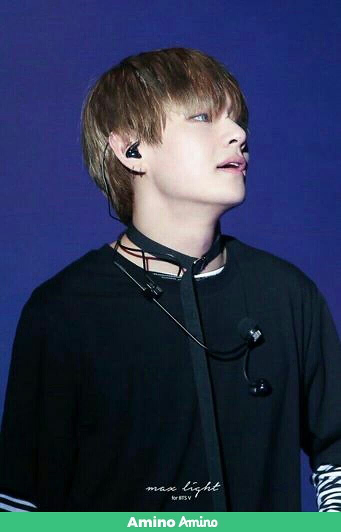 LilBitofTae's tweet photo. Thread of the Day: it’s still #thirstweek and I’m still thirst! So let’s drink in the delectable Kim Taehyung and his thick neck wrapped in chokers/scarves 🥵🥵🥵🥵#TOTD #BTS #Taehyung #V https://t.co/yY2EHMrrTD
