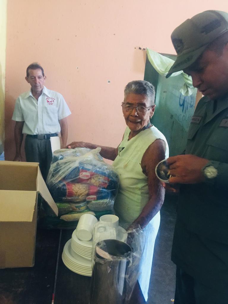 pego21's tweet photo. Por instrucciones del Rector de la UMBV. La AMHCH realiza jornada de Punto y Círculo con el mantenimiento, pintura, reparación, donación de comida y vajilla a la Sra Isabel Palma, 1era capataz de los Diablos danzantes de Yare en el Municipio Simón Bolívar. Nada nos detiene! https://t.co/89jRfANUet