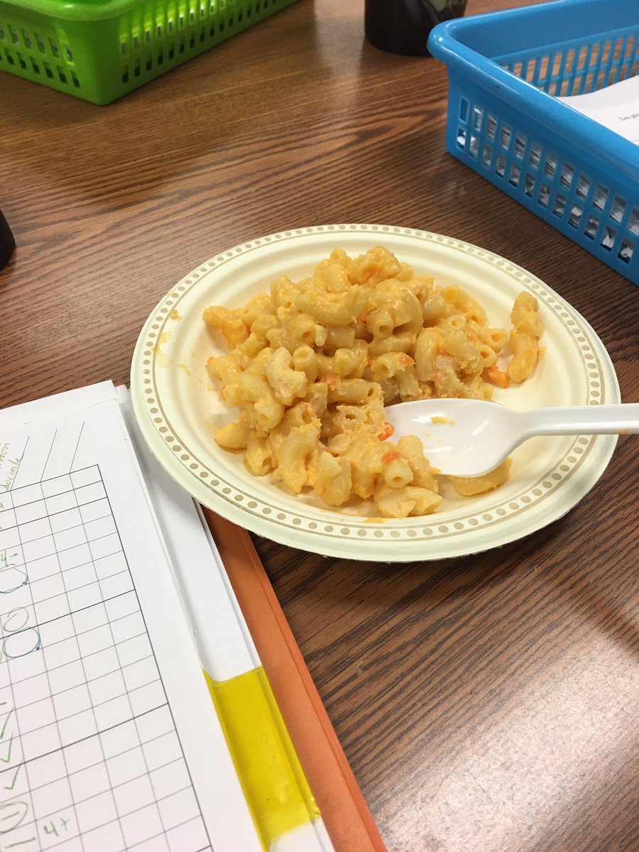 Simcoe_History's tweet image. Thank you @redcoatfoodies! Gotta love when students share their amazing creations from Food and Nutrition class. Homemade Mac and Cheese with veggies 😍 soooo gooood! #learntocook #itsnothard #RandomActsOfKindness