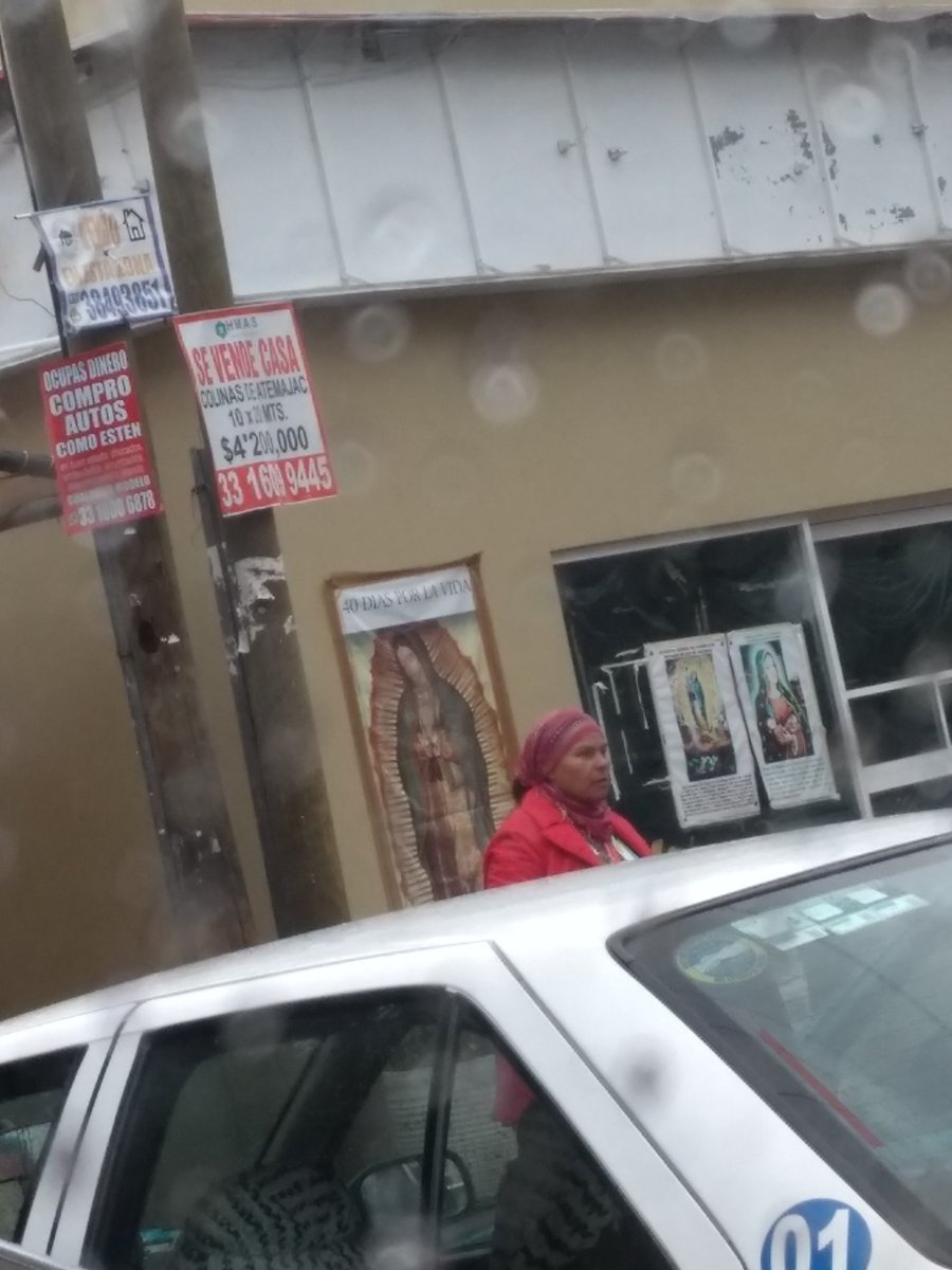 pazvialgdl's tweet photo. Gandalla haciendo dinero, explotando el espacio publico. La sra cobra mínimo $20 por dejar estacionar en la calle, afuera hospital Zoquipan @PoliciaZapopan @MovilidadZap @PoderAG_Zap https://t.co/R9lFqiMZj2