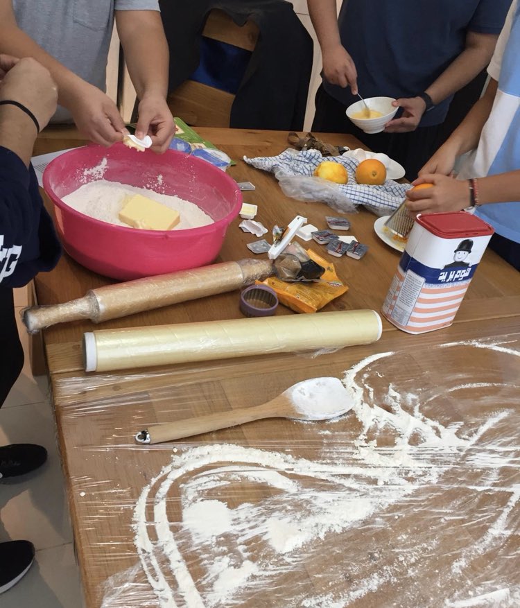 ReptonDXBBoard's tweet photo. What better way to replenish your energy after @ReptonDXBSenior’s inter-house football ⚽️ competition than to bake and eat some delicious scones? Thank you to @ReptonDXBChem’s Dr. Hussain for cooking up a storm with the #ReptonDXBFryHouse boys and #ReptonDXBFieldHouse girls. https://t.co/d8RCEiRpXw